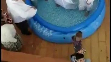 Botez în sufragerie, în plină epidemie de coronavirus! Un grup de pocăiți din Târgu-Jiu au organizat un ritual religios în casă, într-o piscină pentru copii