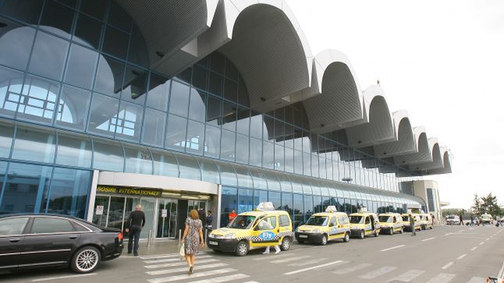 Aparitie ciudata duminica dimineata, pe Aeroportul Otopeni! Cand l-au vazut, toti l-au aratat cu degetul