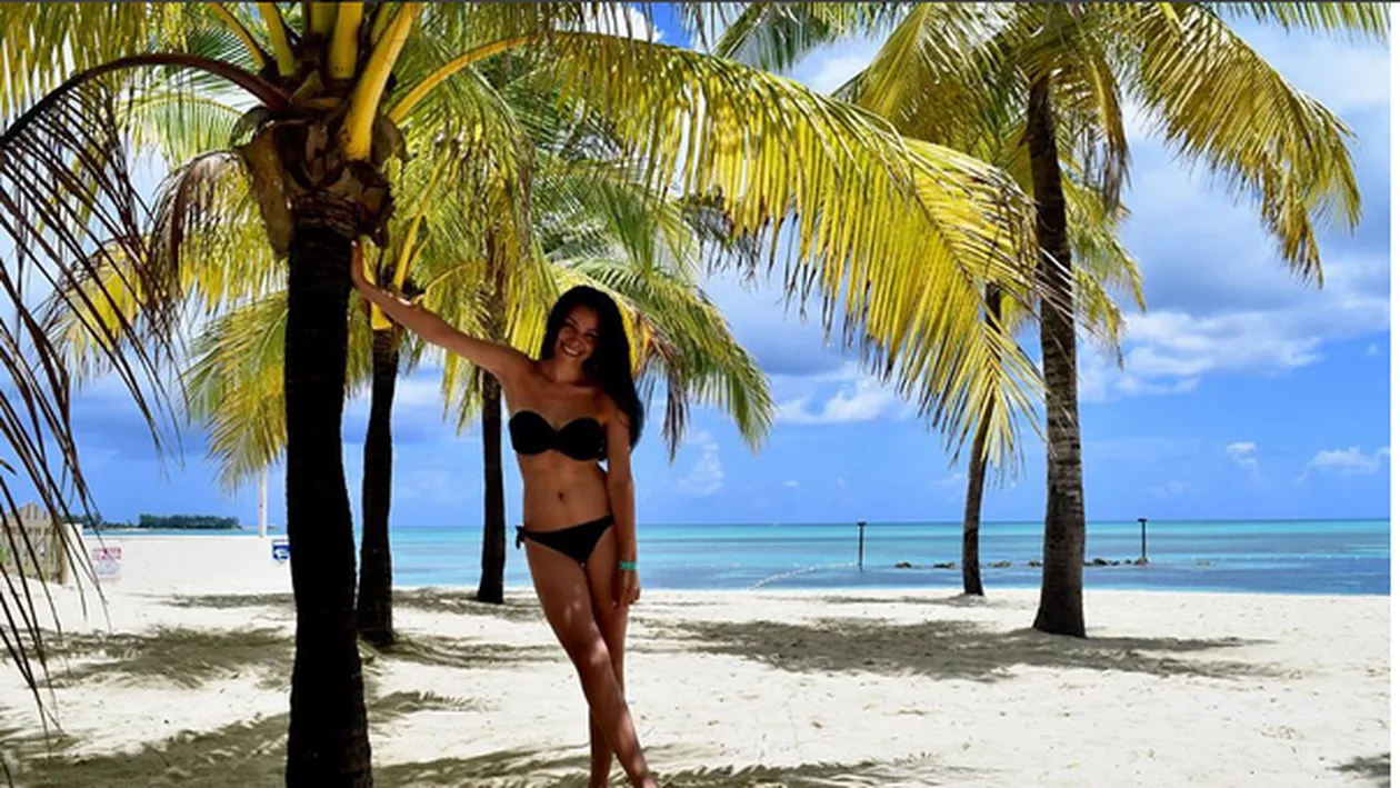 Asta e cea mai sexy apariţie a CORINEI CARAGEA! Bărbaţii au ”înnebunit” când au văzut cum arată prezentatoarea în costum de baie


