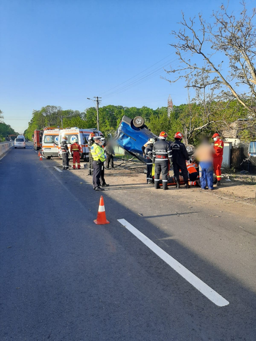 Accident grav pe DN1. O dubiță s-a răsturnat în Prahova, iar un bărbat a decedat