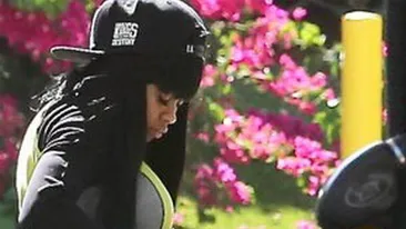 Cum arata aceasta tanara de la talie in jos! Nimeni nu isi poate lua ochii de la fundul ei cand iese pe strada