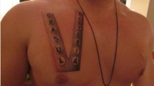 Incredibil! Ce si-a putut TATUA pe piept un american dupa ce a vizitat ROMANIA