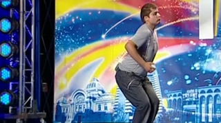 VIDEO Un baiat din Iasi s-a "ouat" pe scena la "Romanii au talent"
