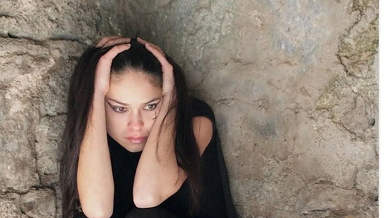 O femeie a fost drogată și violată într-o pensiune timp de 4 zile de peste 40 de bărbați! Au amenințat-o că îi vor ucide soțul dacă spune ceva