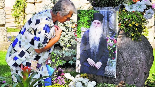 Pelerinaj la mormantul parintelui duhovnic Arsenie Papacioc! Face minuni si dupa moarte