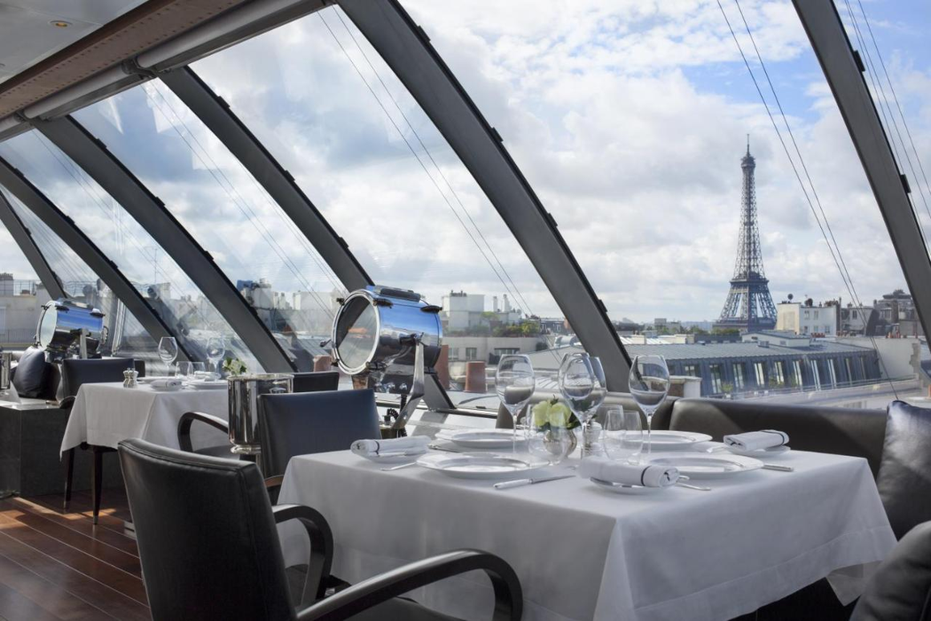 Restaurantul cu bar și terasă de pe acoperișul hotelului, servește preparate din bucătăria franceză contemporană/ Sursă foto - booking.com