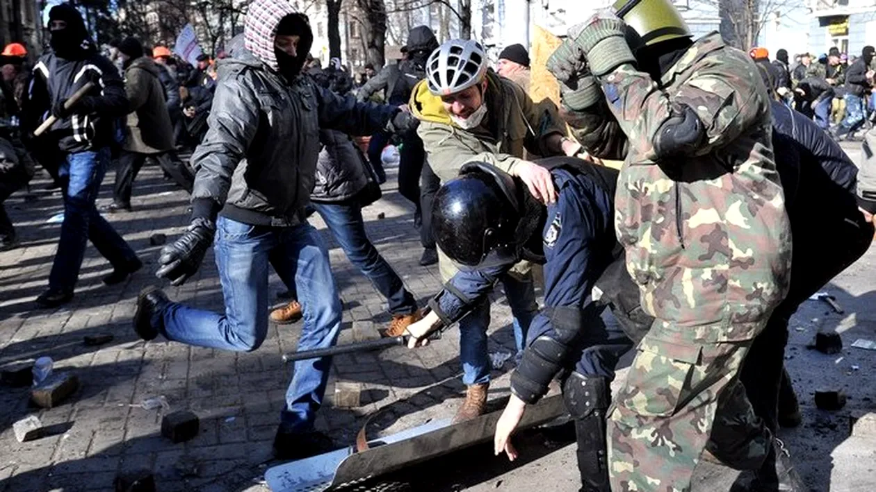 12 oameni raniti in revoltele din Ucraina vor fi tratati in spitalele din Bucuresti. Anuntul a fost facut de Raed Arafat