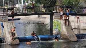 Ce se intampla cand afara sunt peste 40 de grade Celsius si nu ai bani sa mergi la strand? Mai multi bucuresteni au gasit solutia!