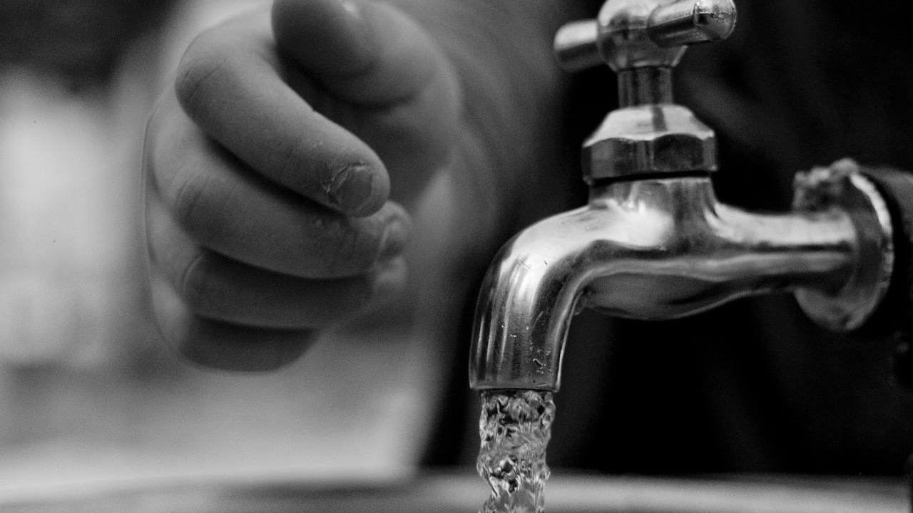 Orașul din România în care furnizarea apei este restricționată! Unii dintre locuitori primesc apă o dată la 3 zile