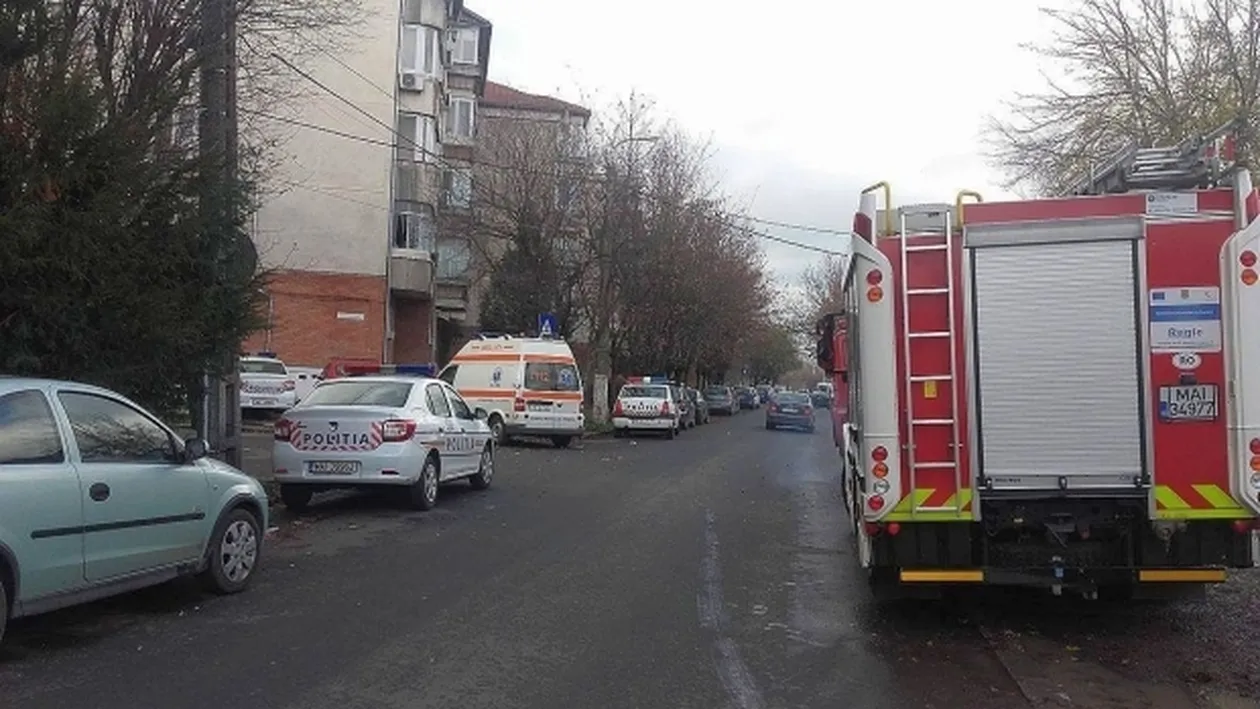 Şocant: o femeie s-a aruncat de la etajul patru în faţa copilului!