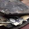 Un elev și-a pierdut portofelul în 1975. În 2026, 51 de ani mai târziu, un dulgher l-a descoperit sub dușumea și l-a returnat. Ce a găsit în portofel – poate valora o avere