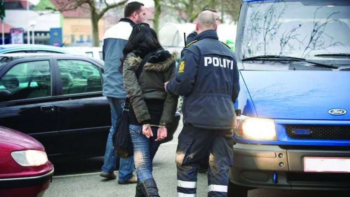 Femeie de 39 de ani din Cluj, reținută pentru că ar fi întreținut relații sexuale cu un copil de 12 ani