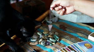 Horoscop rune azi, 8 iunie 2026. Sowilo destramă astăzi ezitarea financiară a acestor nativi și le arată că momentul perfect pe care îl așteptau este chiar această zi de luni