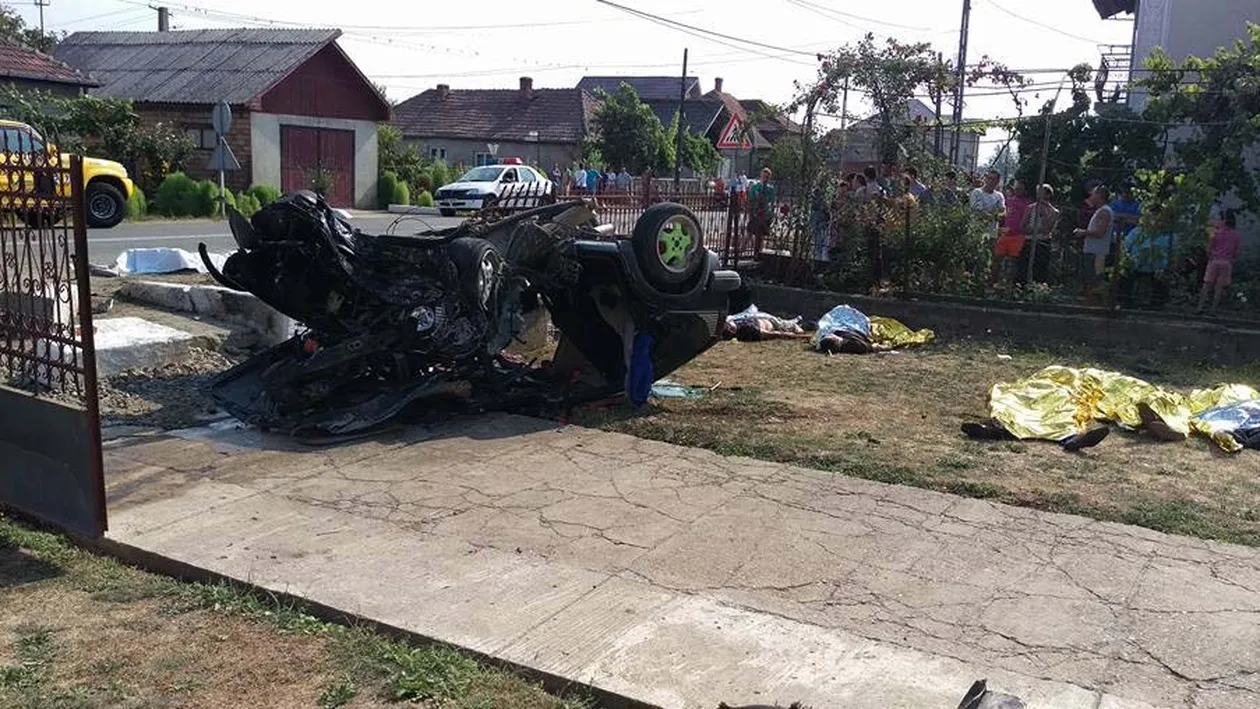 Duminica insangerata pe sosele din Romania. Sase persoane au murit pe loc in urma unui grav accident rutier