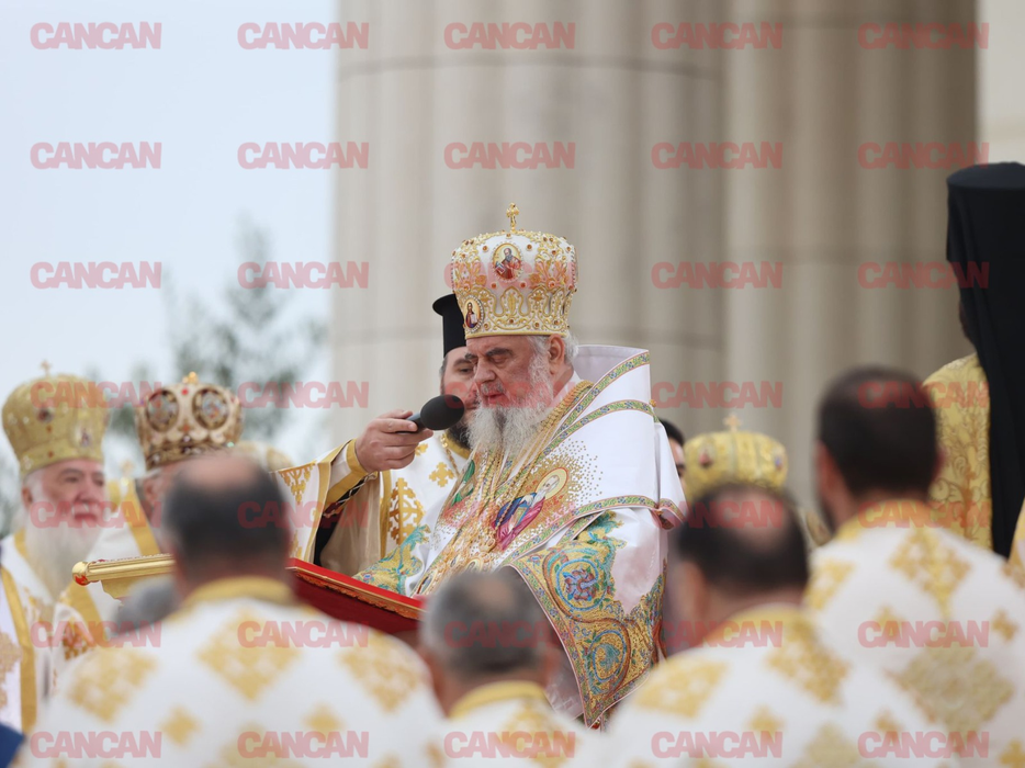 Ce a făcut mulțimea când Principesa Margareta și Principele Radu au ajuns la sfințirea Catedralei Mântuirii Neamului
