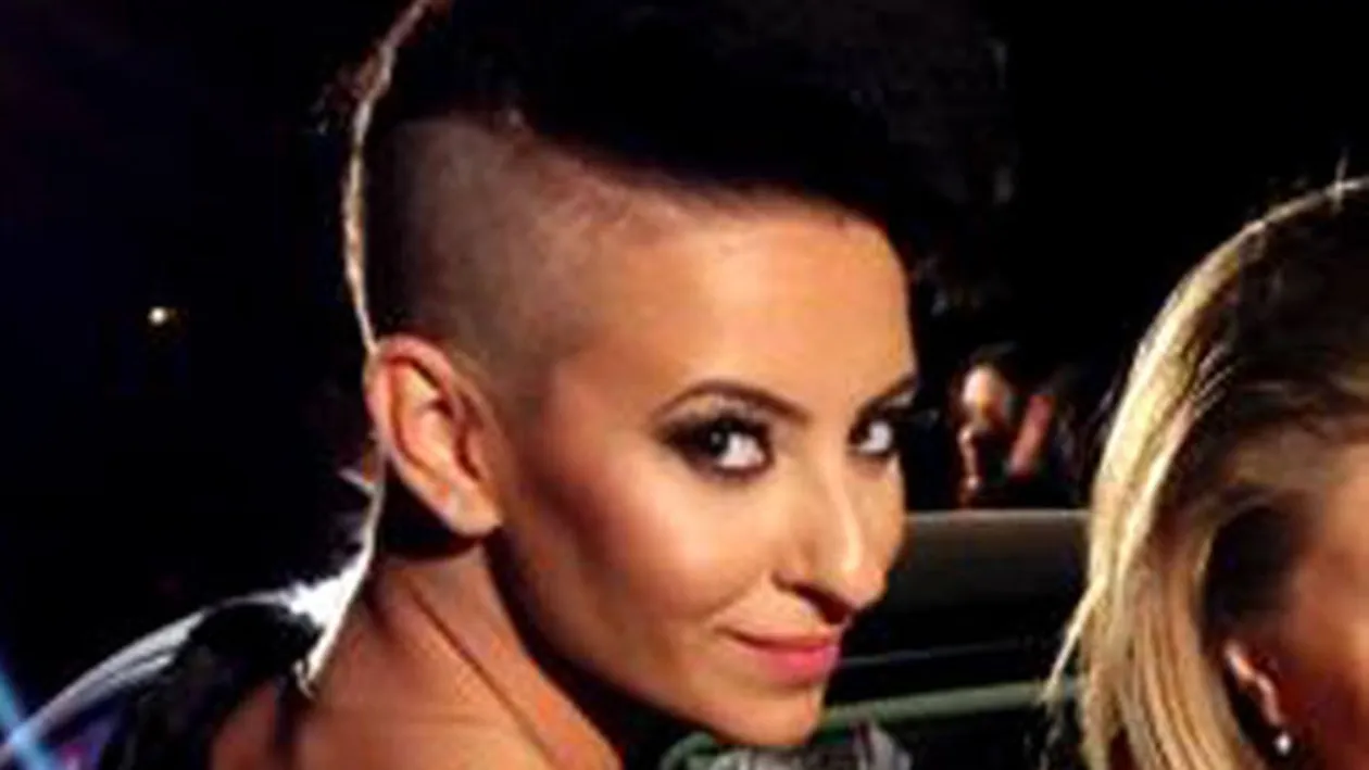 Giulia, luata la rost dupa ce a pozat GOALA, cu steagul american intre picioare: Urat din partea ta