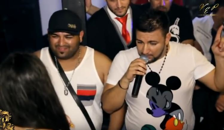 Biju îi cântă lui Anaser, la o petrecere de manele de la Hanul Domnesc