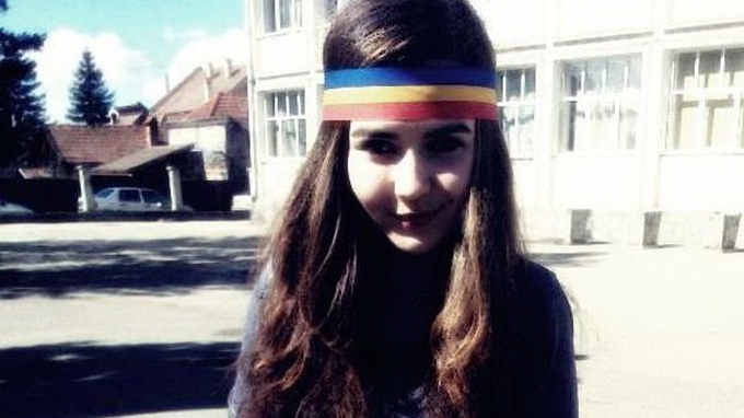 Va mai amintiti de Sabina, eleva cu tricolor? Adolescenta a renuntat la celebra bentita si s-a pozat doar in lenjerie intima