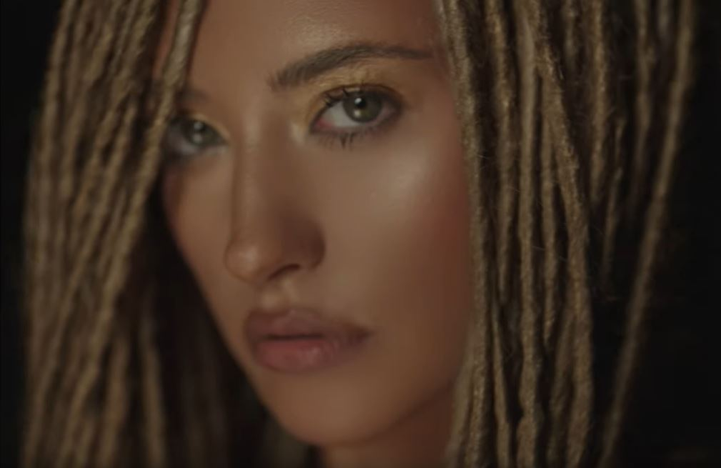 Antonia, transformare spectaculoasă în clipul celei mai noi piese, “Lie I Tell Myself”! Artista are dreaduri, iar versurile melodiei transmit un vibe bun
