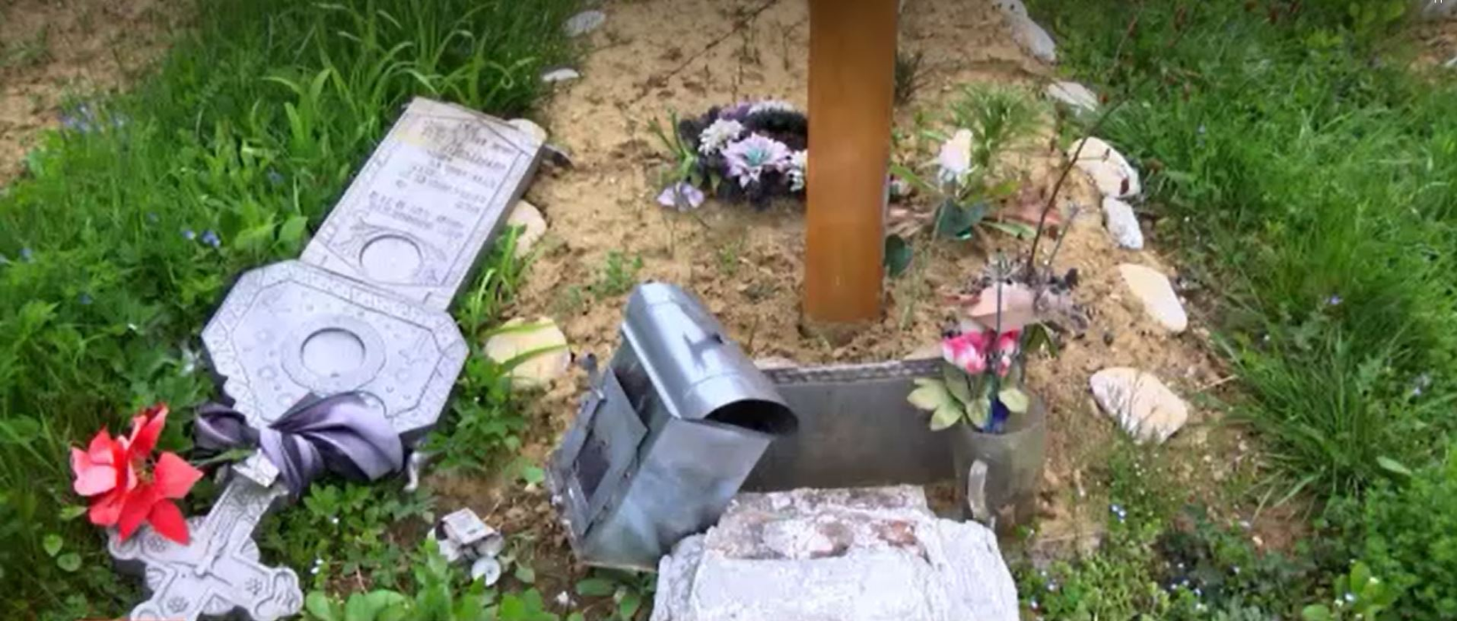 Morminte vandalizate într-un cimitir din Dâmboviţa. Două surori în stare de șoc: “Crucea lui tata a fost aruncată si a mamei, ruptă” | FOTO