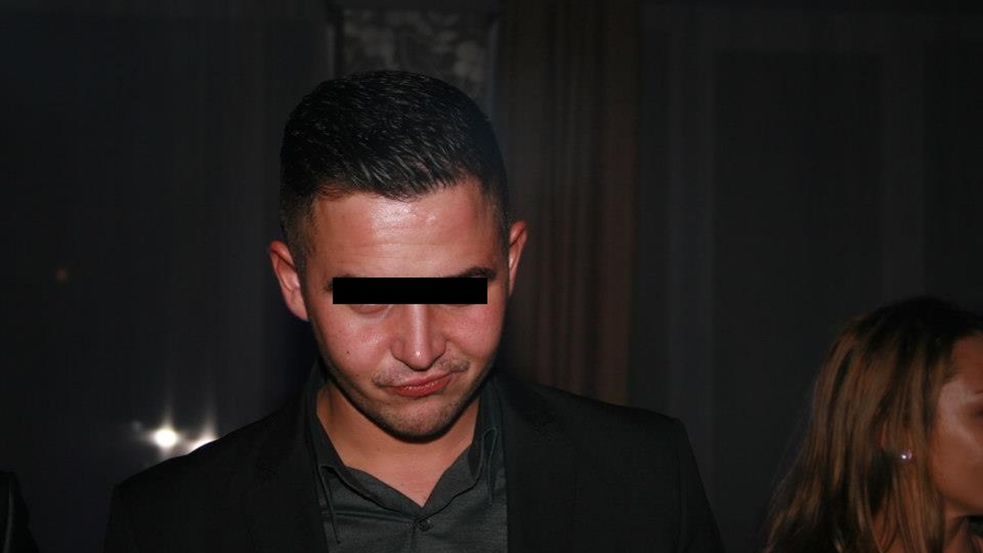 Imagini incredibile! Un fost politist clujean acuzat de relatii homosexuale s-a dezlantuit cu arma intr-o bucatarie!