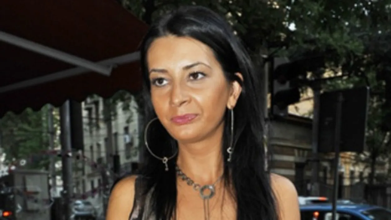 DJ Harra nu vrea să poarte sutien si pace! Ipostaza incitanta in care a fost fotografiată la o piscină din Bucuresti