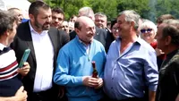 Traian Băsescu, asaltat de mulțime în Maramureș! Ce cadou a primit fostul președinte al României