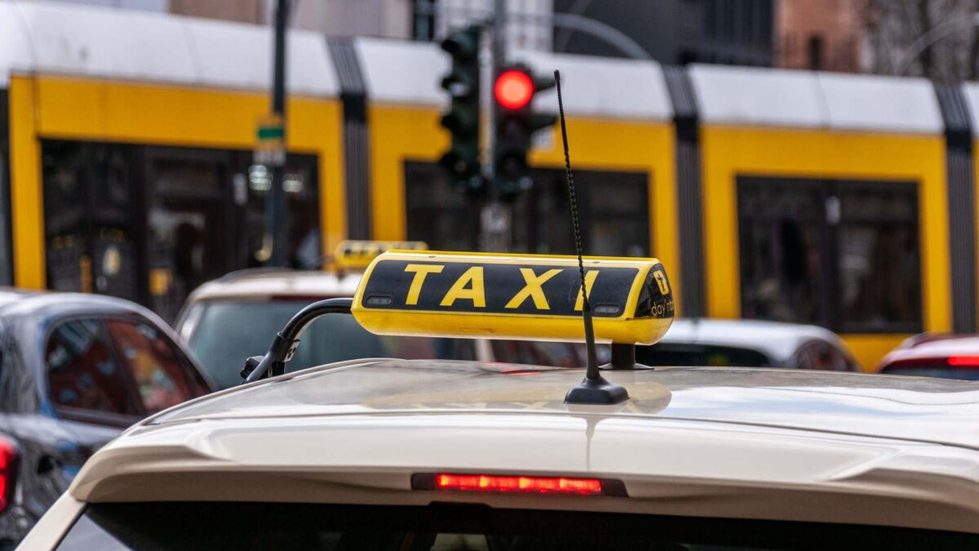 Surpriză neplăcută pentru un bărbat care a adormit în taxi. La destinație a avut de plătit o mică avere