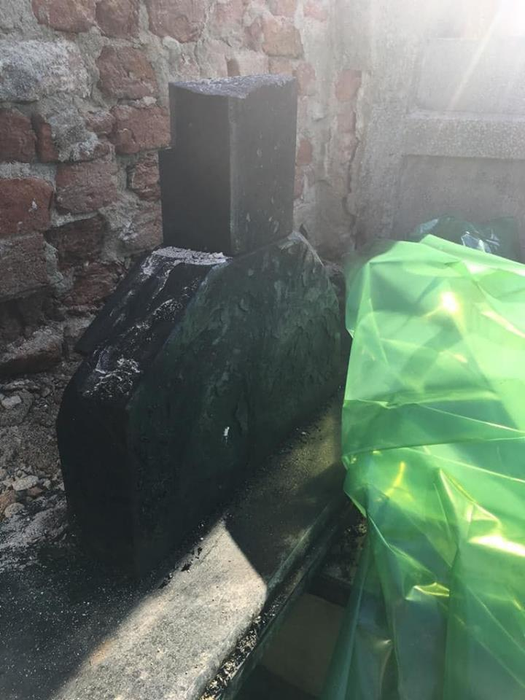 FOTO. Mormântul lui Marius Martinescu, fost primar al Lugojului, incendiat! “Se văd lovituri pe cruce, cineva a spart-o!”