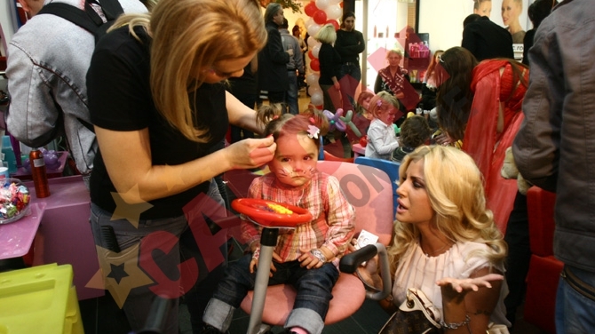 Vedetele si-au dus copiii la hairstylist! Fetita lui Lazarus si a lui Rosse-Marie si-au facut de cap la coafor