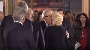 Jean-Claude Juncker, gest mitocănesc față de premierul României, Viorica Dăncilă | VIDEO