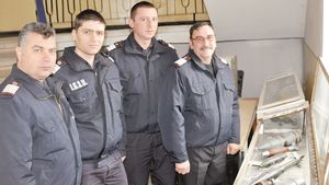 Viaţa lor pare desprinsă din filmele de acţiune. Ei sunt "vânătorii" de bombe