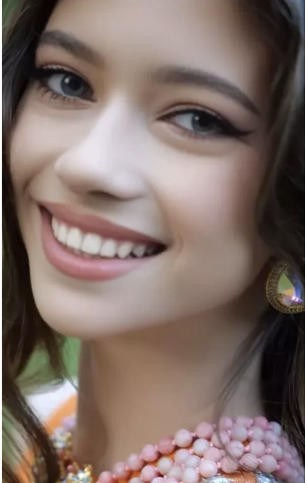 Mikaela, fiica Iuliei şi Mihai Albu, de o frumuseţe rară. Cum s-a îmbrăcat tânăra la banchet