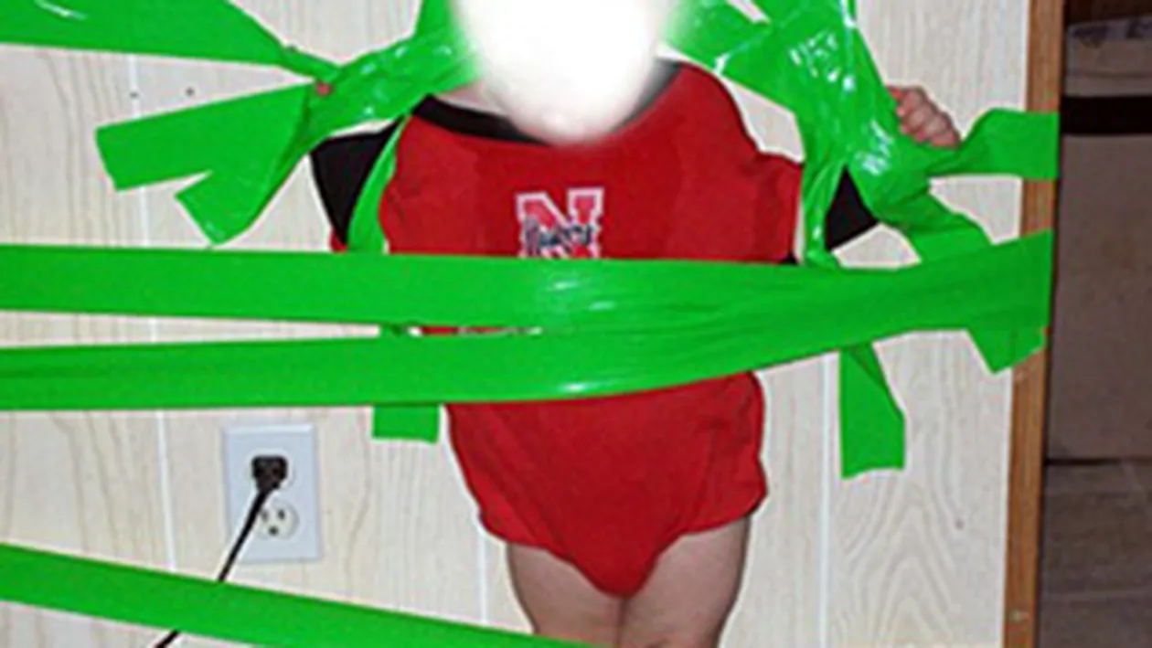 Primele imagini cu mama care si-a lipit copilul de perete ca sa se distreze