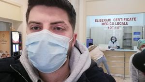 Tânăr din Capitală, bătut și sugrumat într-o mașină de poliție, după ce a fost prins fără mască