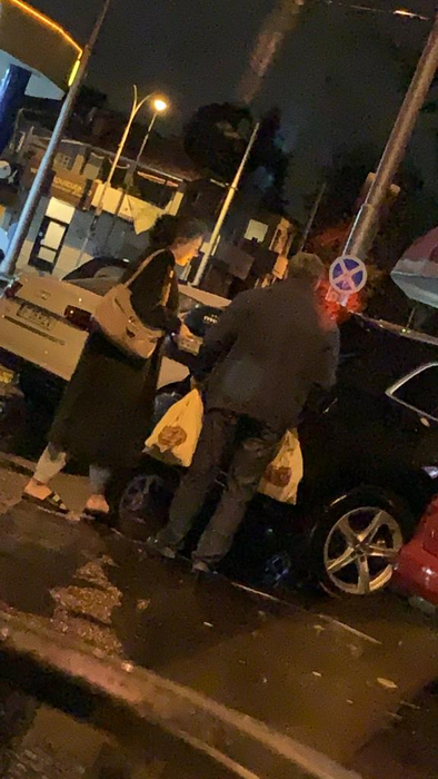 Cristina, ajutată să ducă sacoșele pline la mașină