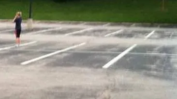 O sa razi cu lacrimi cand o sa vezi cum si-a parcat blonda asta masina! Cat de varza sa fii!?! Era goala parcarea!