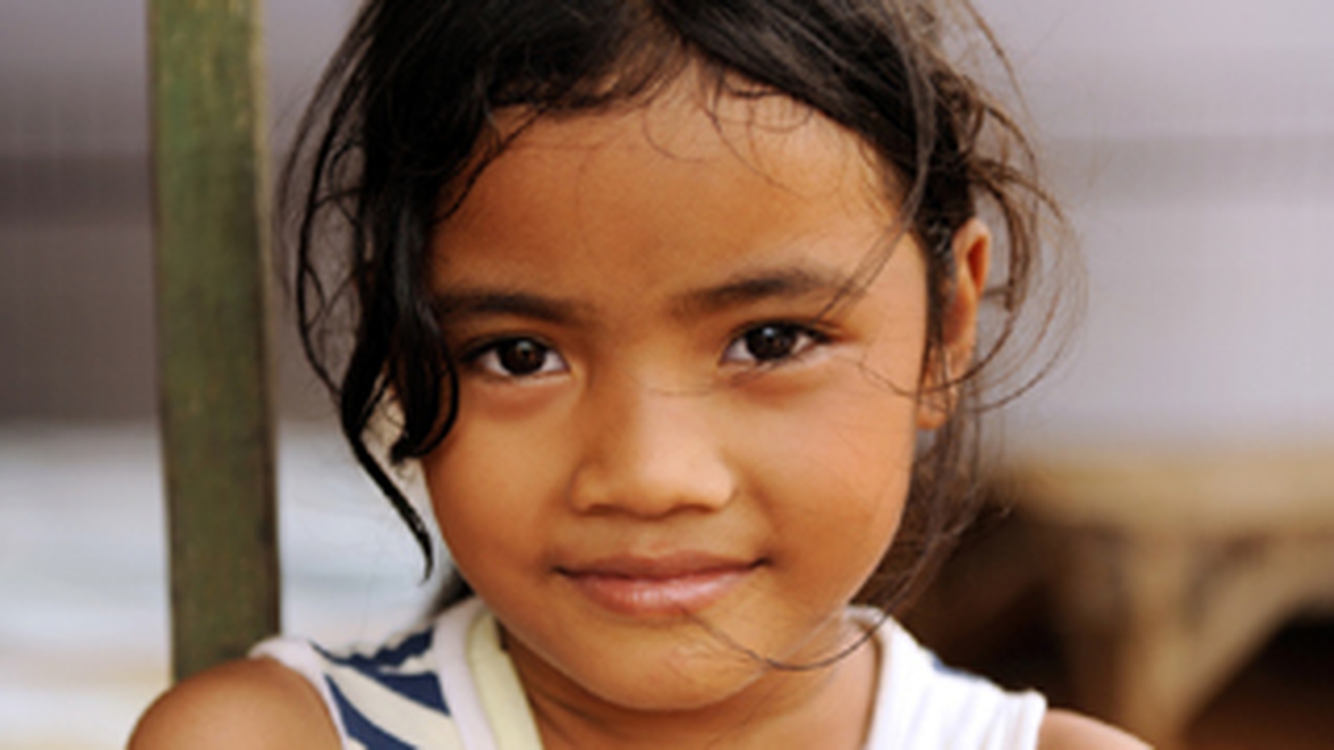 O fetita din Indonezia a supravietuit tsunami-ului din 2004 si abia acum si-a gasit familia!
