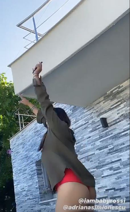 Îmbrăcată sumar, Adriana Simionescu, dans provocator pe marginea piscinei! Soția lui Adrian Minune a purtat un costum de baie sexy și s-a distrat alături de fiicele sale