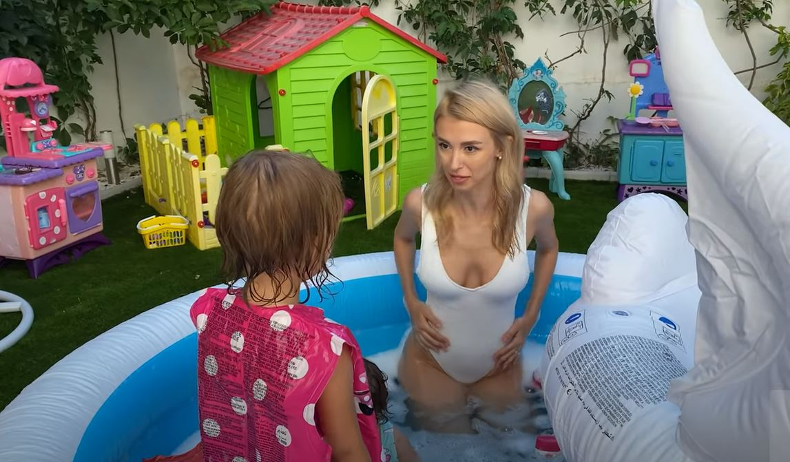 Andreea Bălan, atitudine iresponsabilă într-un hypermarket în care a mers cu Ella. Artista a fost criticată pentru gafa făcută în public