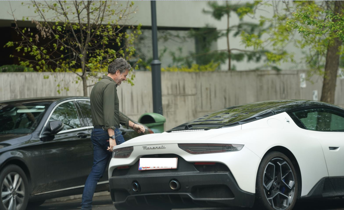 J.F. și-a mai achiziționat o ”bijuterie” pe patru roți, un Maserati alb, de 630 de cai putere (Foto: CANCAN.RO)
