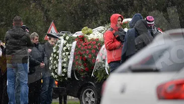 Rita Muresan, transfigurata de durere la capataiul mamei ei! Creatoarea de moda a condus-o azi pe ultimul drum