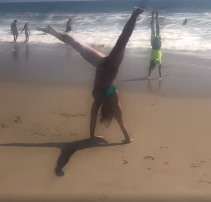 La 57 de ani, Nadia Comăneci arată senzațional în costum de baie! Gestul făcut pe plajă a devenit viral