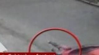 VIDEO TERIFIANT Un copil este acrosat de o masina si tarat aproape 10 metri!