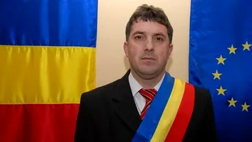 El este primarul din Dâmbovița care s-a autodeclarat cetățean de onoare. Ion Leonard Dicu a și lăcrimat pe parcursul ceremoniei