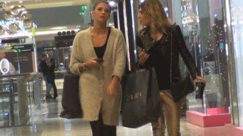 Terapie prin shopping si filme! Antonia se distreaza cu Sore prin mall, ca sa uite de suparare
