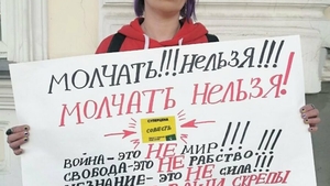 Și-a cusut gura! Rușii au dus-o imediat la psihiatrie