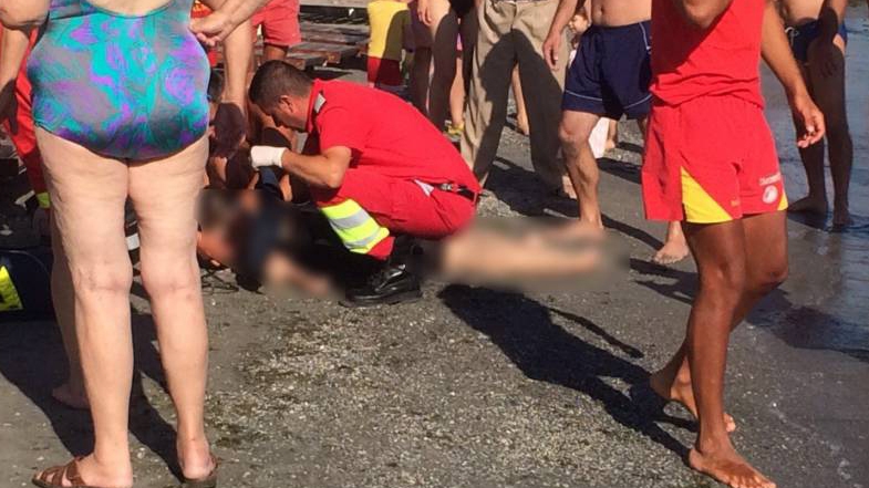 FOTO! Clipe de coşmar pe o plajă din Mamaia! O femeie a fost la un pas de moarte după ce a intrat în mare