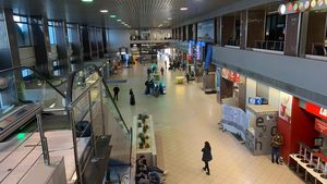 Imagini postapocaliptice din incinta aeroportului Otopeni. Călătorii pot fi numărați pe degete. FOTO