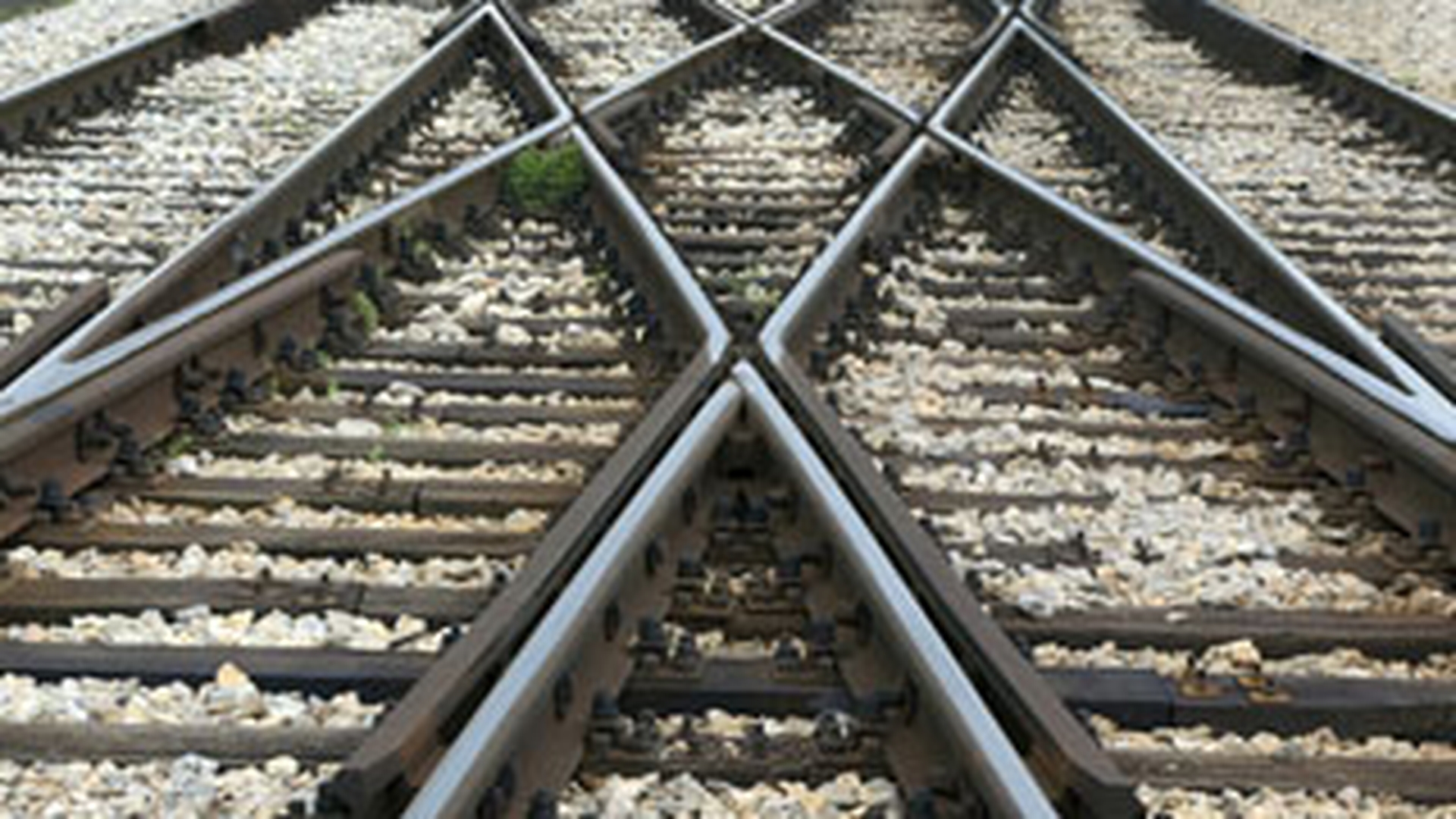 Un baiat de 14 ani si-a sunat tatal inainte de a fi calcat de tren, pentru a-i spune ca e blocat pe calea ferata